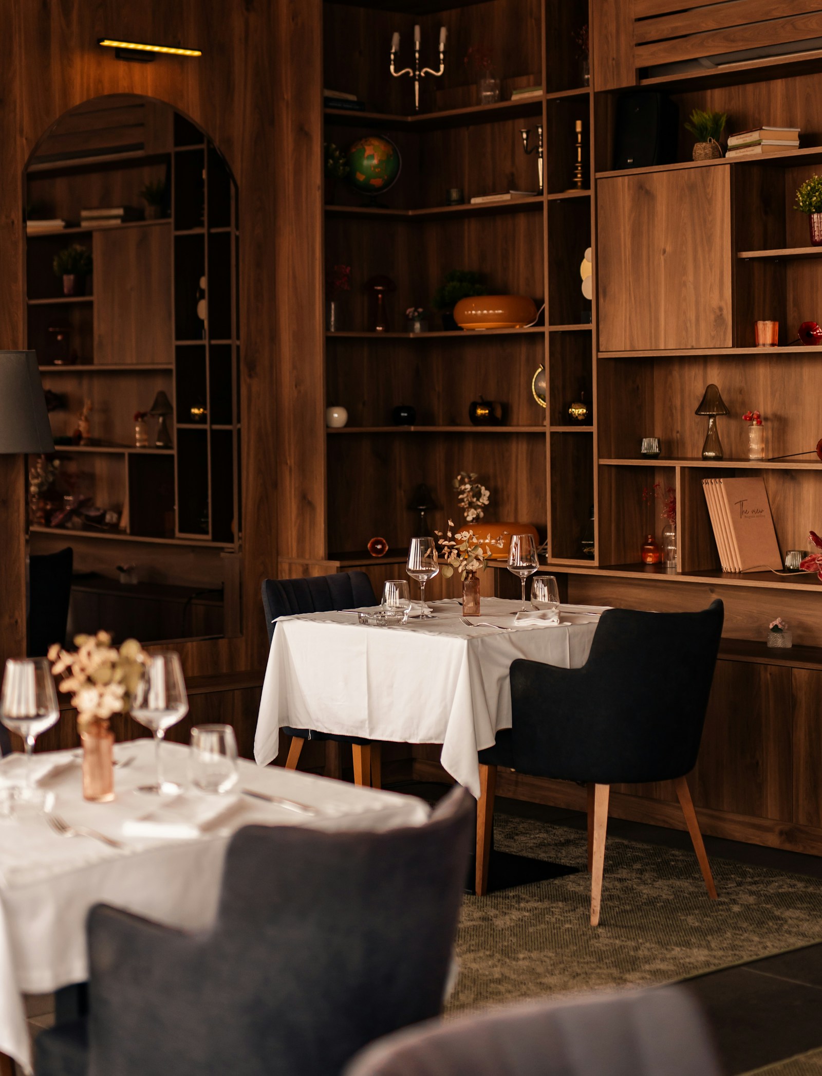Rincón del salón de Ceniza con estanterías de madera