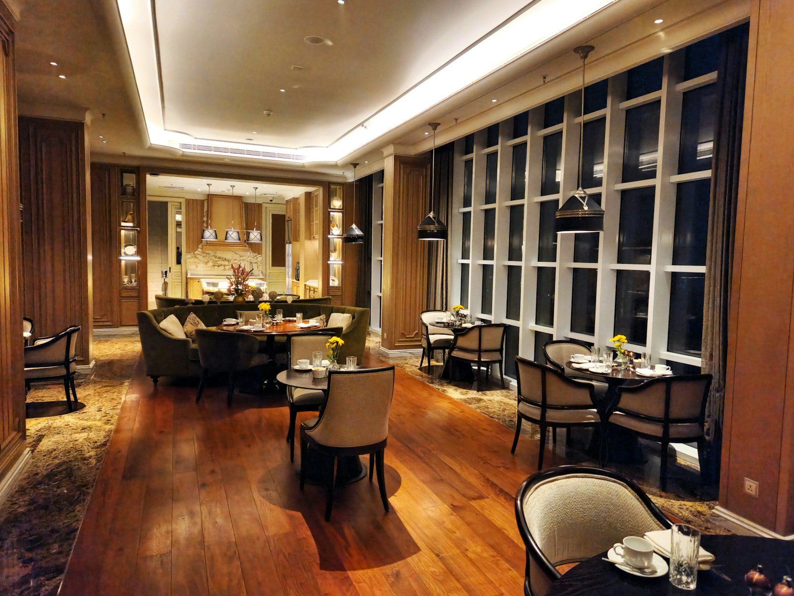 Salón de Ceniza con paneles de madera