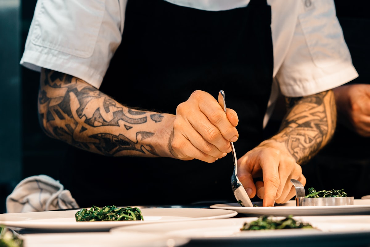 Cocinero emplatando en la cocina de Ceniza