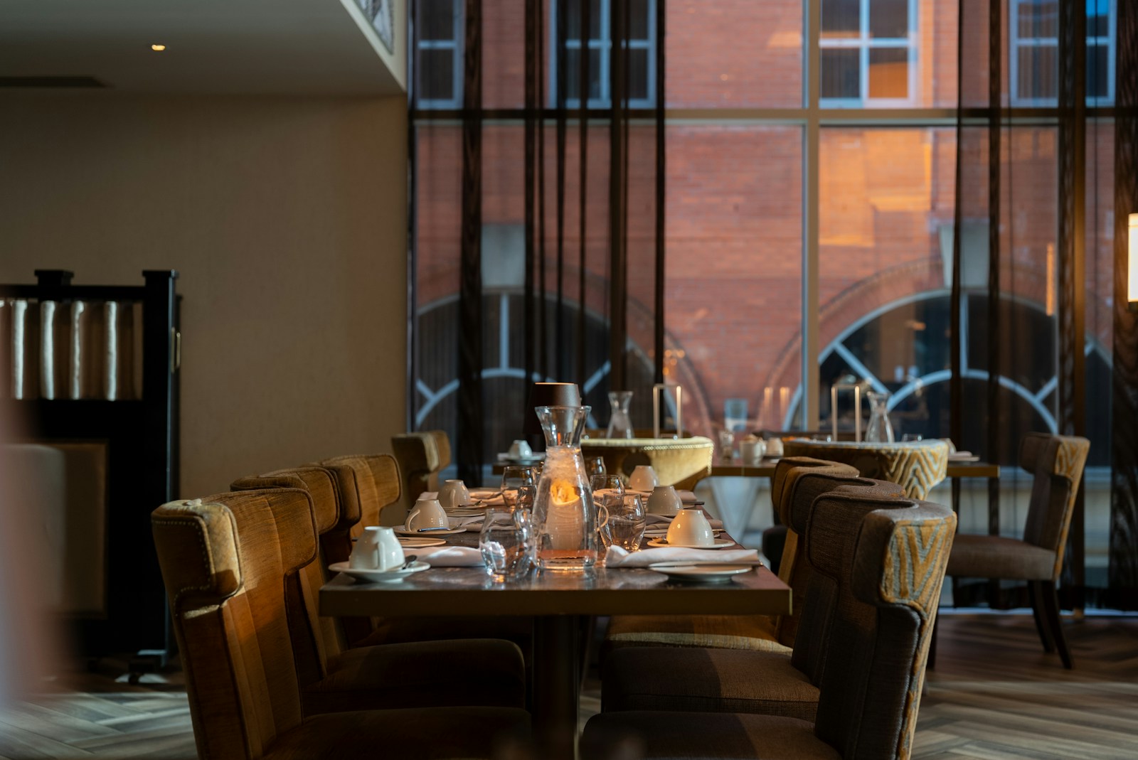 Mesa preparada junto a la ventana para un evento en Ceniza