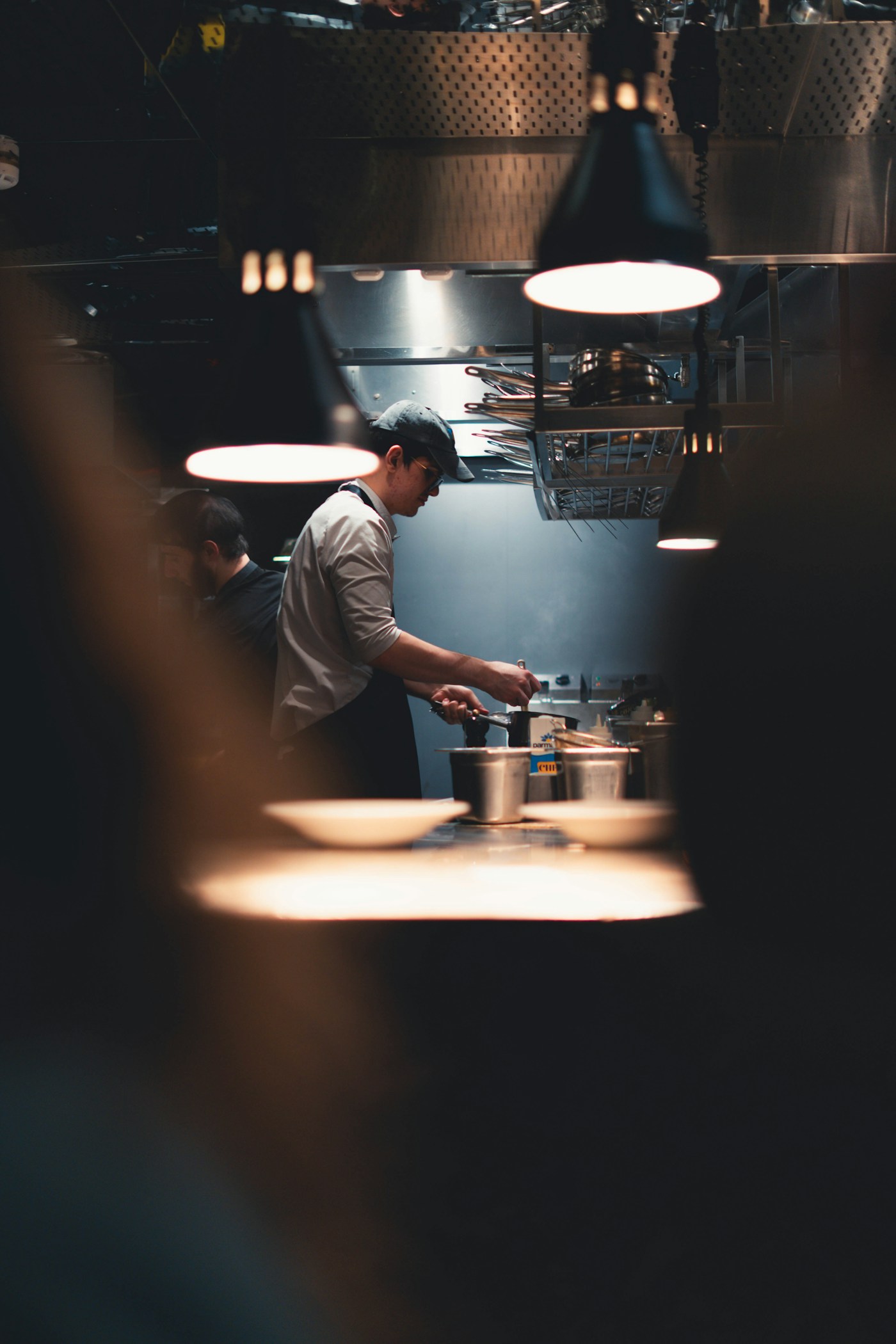 Julián Ortiz, chef de Ceniza, trabajando en la cocina